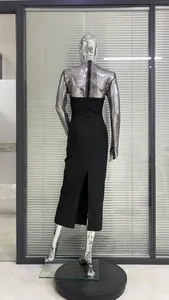 Rückansicht eines schwarzen Bodycon-Kleides mit silbernen Strass-Ärmeln