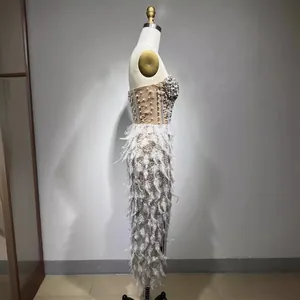 Elegante abito da sera senza spalline con strass scintillanti e delicate piume bianche