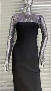 Detail des schwarzen Bandagenkleids mit glitzernden silbernen Strass-Netzärmeln.