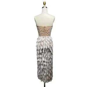 Elegante abito senza spalline champagne con perle, strass e gonna di piume bianche, retro