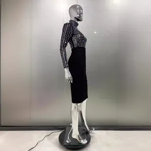 Robe bandage noire élégante à col montant avec strass argentés étincelants et manches longues