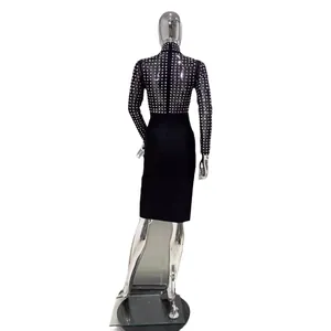 Robe mi-longue bandage moulante noire à manches longues et strass col montant