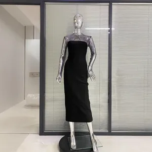Elegantes schwarzes figurbetontes Midikleid mit funkelnden Strass-Netzärmeln und Ausschnitt