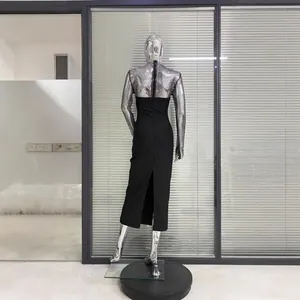 Elegantes schwarzes figurbetontes Kleid mit glitzernden silbernen Strass-Netzärmeln