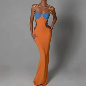Elegante abito lungo color block arancione e blu con ritagli a cuore in metallo dorato