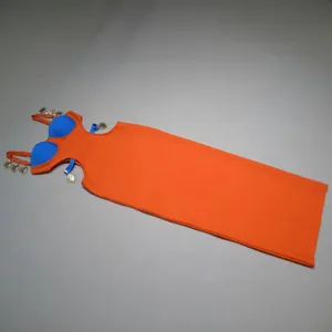 Elegante abito lungo color block blu e arancione con decorativi ciondoli a cuore in metallo