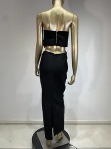 Vista trasera de conjunto bandage negro de dos piezas con cremallera y abertura