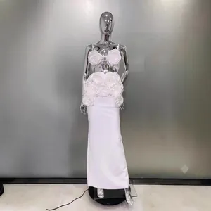 Elegante conjunto blanco de dos piezas con flores 3D y falda larga ajustada para fiestas.