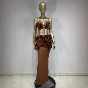 Conjunto de dos piezas marrón chocolate con top de rosas 3D y falda larga tipo venda