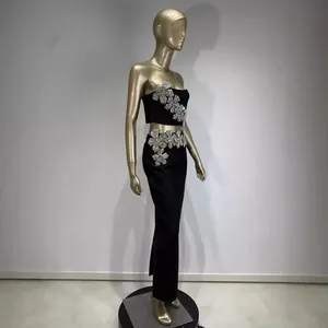 Elegante conjunto de fiesta negro de dos piezas con top de flores de strass y falda alta