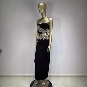 Elegante conjunto de vestido de fiesta negro de dos piezas con adornos florales de diamantes