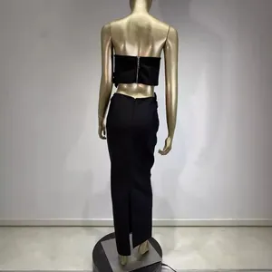 Vista trasera de elegante conjunto bandage negro de dos piezas con top y falda larga