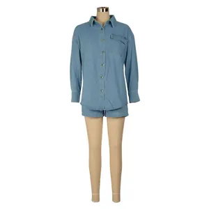 Ensemble deux pièces en jean bleu clair décontracté avec veste chemise et short assorti.