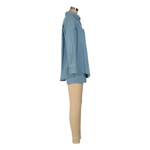 Vue latérale d'un ensemble en jean bleu clair avec chemise et short sur mannequin