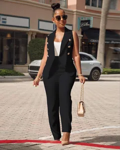 Tailleur pantalon noir deux pièces pour femme avec veste sans manches et pantalon.