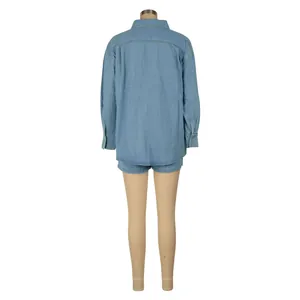 Vue arrière détaillée d'un ensemble en jean pour femme avec veste et short bleu clair