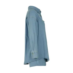 Détail de profil latéral d'un ensemble veste et short en jean bleu clair pour femmes