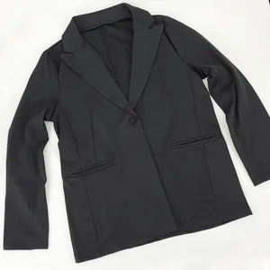 Detalle de un blazer negro informal para mujer con un solo botón y solapa de muesca.