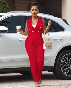 Élégant ensemble de bureau rouge deux pièces avec blazer sans manches et pantalon chic.