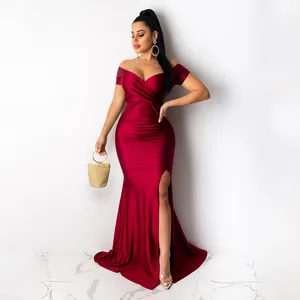 Robe longue élégante en satin rouge à épaules dénudées et fente haute pour soirée