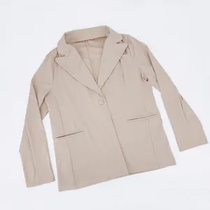 Vista detallada de un blazer casual beige para mujer con solapa y un solo botón