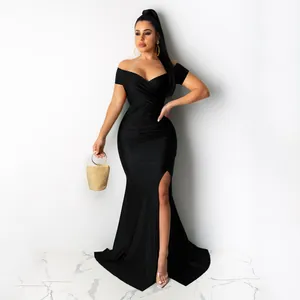 Vue complète d'une robe de soirée noire à épaules dénudées avec fente haute et col en V.