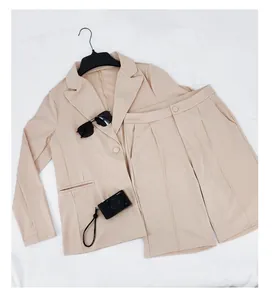 Elegante conjunto de traje beige de dos piezas para mujer con blazer casual y shorts a juego