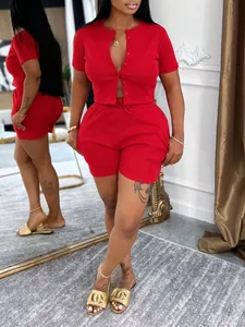 Dettaglio del set coordinato rosso a costine con top a maniche corte e pantaloncini abbinati
