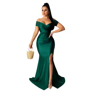 Robe longue élégante vert foncé à épaules dénudées et fente haute pour soirée.