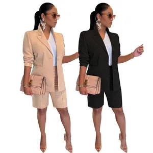 Elegante conjunto de blazer y pantalones cortos para mujer en colores beige y negro