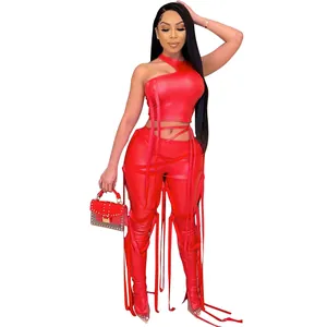 Sexy set due pezzi in finta pelle rossa con cinturini a frange e crop top da donna