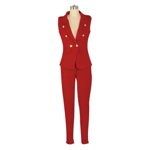Ensemble deux pièces rouge pour femme de bureau avec gilet croisé et pantalon ajusté.