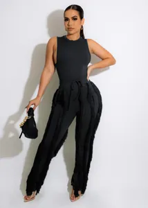 Detailoverzicht van zwarte tweedelige dames set met stijlvolle broek met franjes