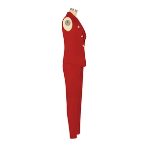 Vue latérale d'un ensemble de costume rouge deux pièces avec blazer sans manches et pantalon