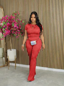 Ensemble premium deux pièces rouge pour femme avec haut à manches courtes et pantalon évasé