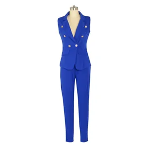 Tailleur deux pièces bleu royal pour femme avec gilet à double boutonnage.