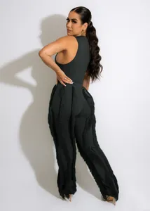 Achteraanzicht van elegante zwarte tweedelige set met franje details op de broek