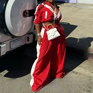 Detailansicht eines stylischen rot-weißen Damen-Trainingsanzugs, zweiteiliges Set.
