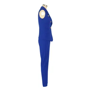 Vue latérale de l'élégant ensemble deux pièces bleu roi veste et pantalon long de bureau