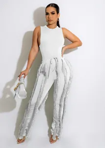 Gedetailleerd overzicht van witte tweedelige dames-set met lange franjes op de broek