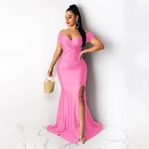 Élégante robe de soirée rose à épaules dénudées avec une fente haute sexy et un décolleté en V