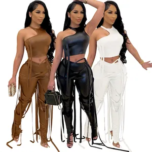 Dettaglio del set sexy due pezzi in ecopelle con top all'americana e pantaloni stringati