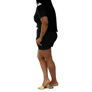 Profilo laterale di una modella che indossa un completo due pezzi a coste nero per lo sport estivo