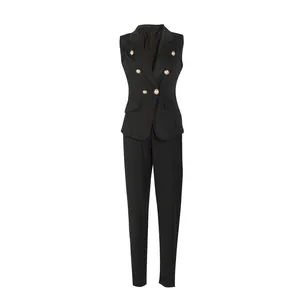 Vue détaillée de l'ensemble de bureau noir deux pièces avec blazer sans manches à boutons d'or.
