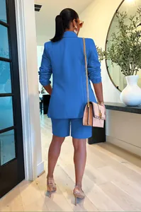 Vista posterior de un elegante conjunto de dos piezas de blazer y shorts azul para mujer