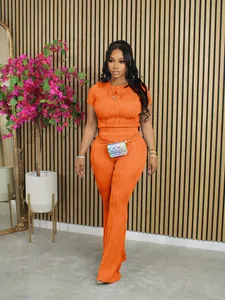 Ensemble plissé deux pièces chic pour femme, haut à manches courtes et pantalon large orange.