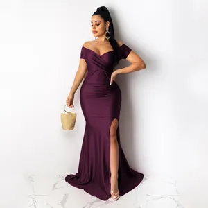 Élégante robe de soirée violette à épaules dénudées avec fente haute et col en V