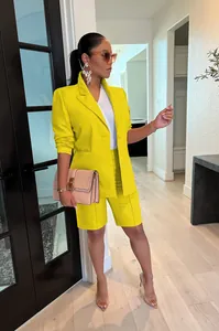 Elegante conjunto de traje de dos piezas para mujer en amarillo brillante con blazer