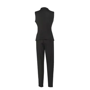 Vue arrière d'un ensemble de bureau noir deux pièces avec blazer sans manches et pantalon