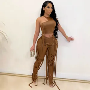Sexy completo due pezzi in ecopelle marrone con lunghe cinghie decorative e top halter